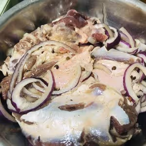 家庭版超嫩多汁的烤羊腿肉