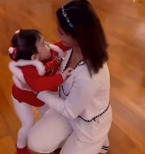 84歲劉詩昆曬新年全家福!2歲女兒穿唐裝年味足,豪宅曝光太奢華