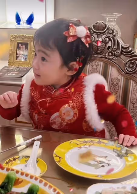 84歲劉詩昆曬新年全家福!2歲女兒穿唐裝年味足,豪宅曝光太奢華
