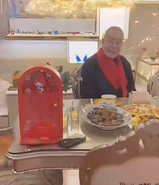 84歲劉詩昆曬新年全家福!2歲女兒穿唐裝年味足,豪宅曝光太奢華