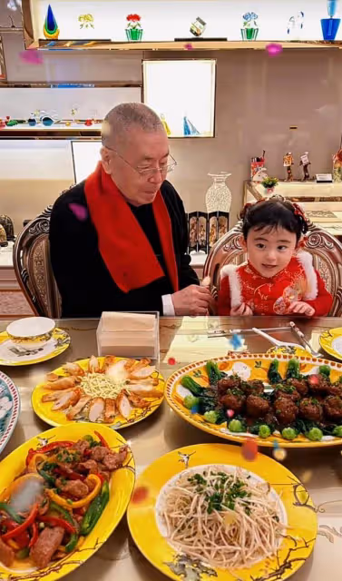 84歲劉詩昆曬新年全家福!2歲女兒穿唐裝年味足,豪宅曝光太奢華