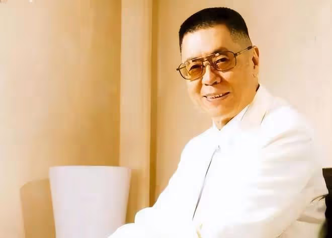 84歲劉詩昆曬新年全家福!2歲女兒穿唐裝年味足,豪宅曝光太奢華