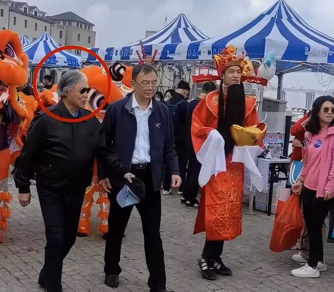霍震霆跟羅康瑞都已滿頭白髮,可是一個神情落寂,一個卻滿臉幸福