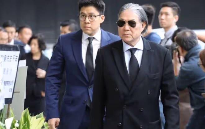 霍震霆跟羅康瑞都已滿頭白髮,可是一個神情落寂,一個卻滿臉幸福