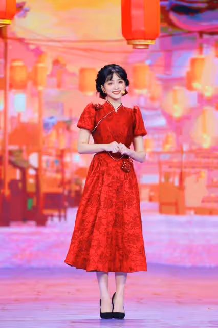 春晚女明星都太美了：趙麗穎夢回薛杉杉，坐在觀眾席的萬茜像周濤