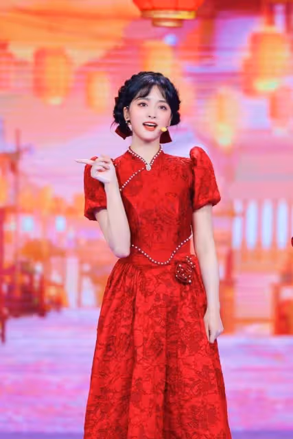 春晚女明星都太美了:趙麗穎夢回薛杉杉,坐在觀眾席的萬茜像周濤