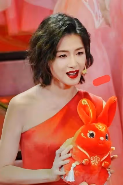春晚女明星都太美了:趙麗穎夢回薛杉杉,坐在觀眾席的萬茜像周濤