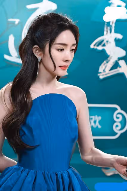 春晚女明星都太美了:趙麗穎夢回薛杉杉,坐在觀眾席的萬茜像周濤