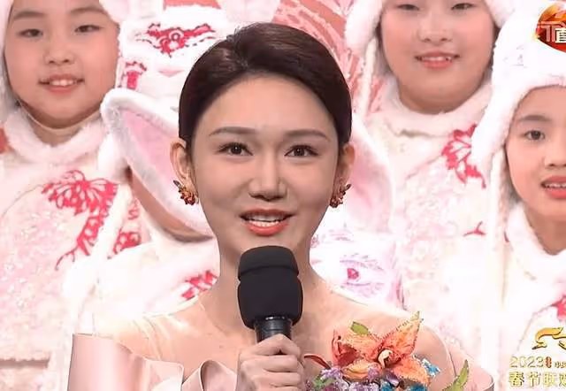 春晚女明星都太美了:趙麗穎夢回薛杉杉,坐在觀眾席的萬茜像周濤