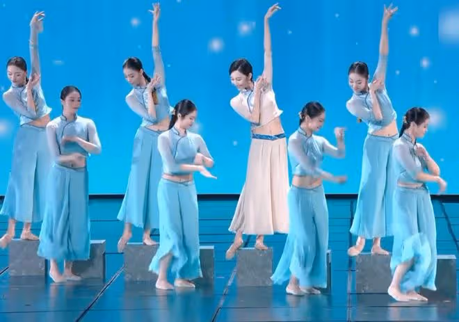 春晚美女大PK:趙麗穎無懼懟臉拍,秦嵐腿好長,37歲朱潔靜美哭了