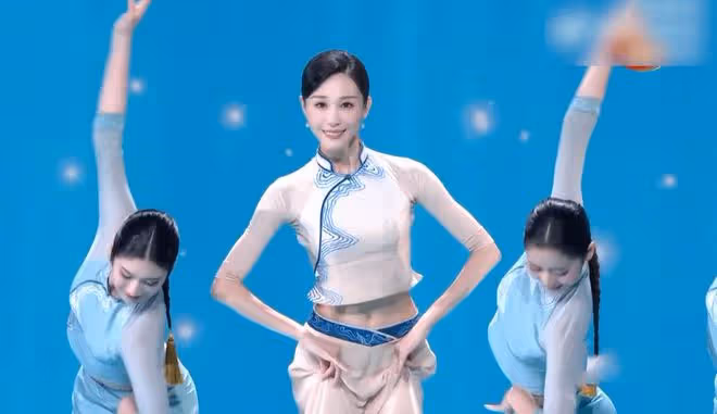 春晚美女大PK:趙麗穎無懼懟臉拍,秦嵐腿好長,37歲朱潔靜美哭了