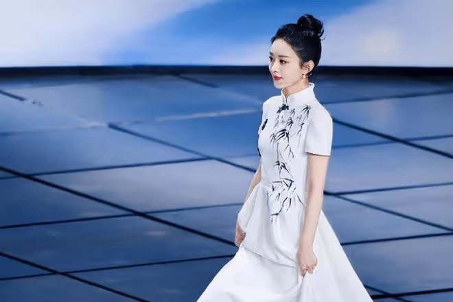 春晚美女大PK:趙麗穎無懼懟臉拍,秦嵐腿好長,37歲朱潔靜美哭了