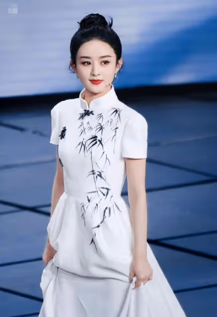 春晚美女大PK:趙麗穎無懼懟臉拍,秦嵐腿好長,37歲朱潔靜美哭了