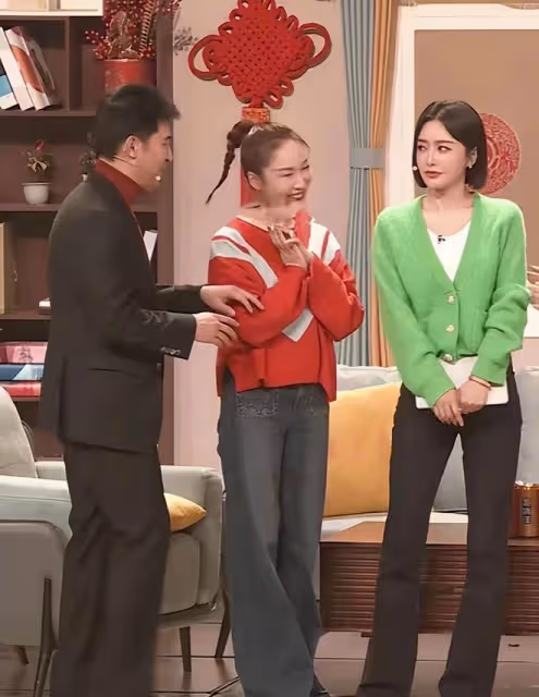 春晚美女大PK:趙麗穎無懼懟臉拍,秦嵐腿好長,37歲朱潔靜美哭了