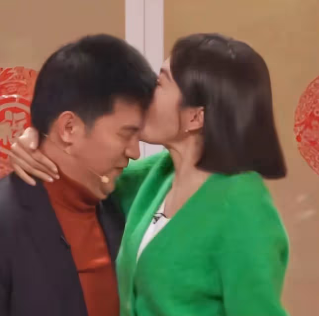 春晚美女大PK:趙麗穎無懼懟臉拍,秦嵐腿好長,37歲朱潔靜美哭了