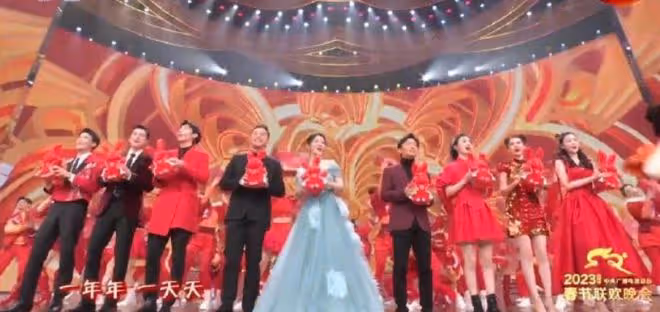 春晚美女大PK:趙麗穎無懼懟臉拍,秦嵐腿好長,37歲朱潔靜美哭了