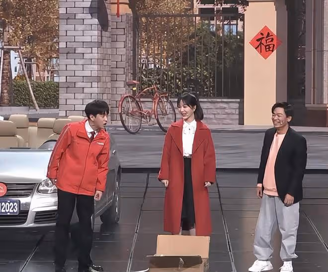春晚美女大PK:趙麗穎無懼懟臉拍,秦嵐腿好長,37歲朱潔靜美哭了