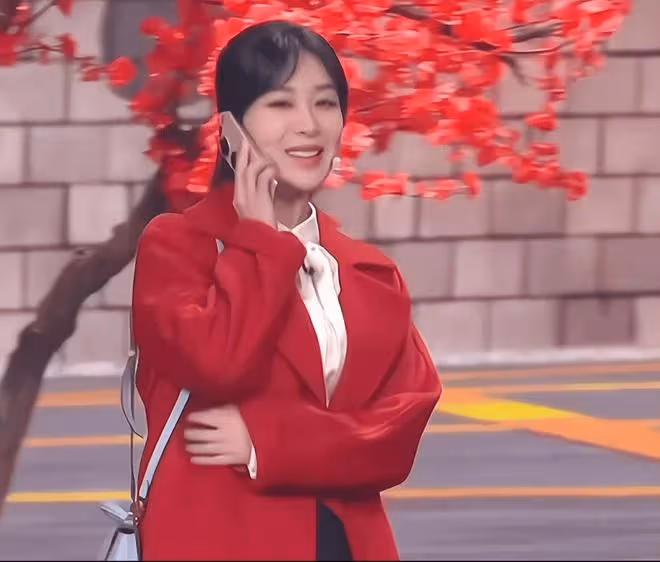 春晚美女大PK:趙麗穎無懼懟臉拍,秦嵐腿好長,37歲朱潔靜美哭了