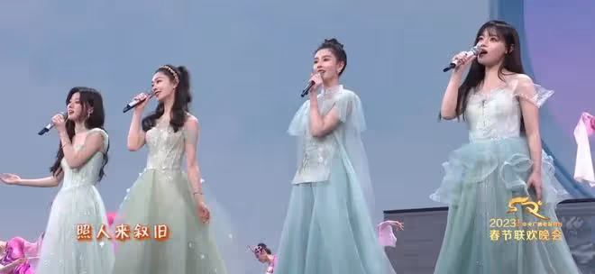 春晚美女大PK:趙麗穎無懼懟臉拍,秦嵐腿好長,37歲朱潔靜美哭了