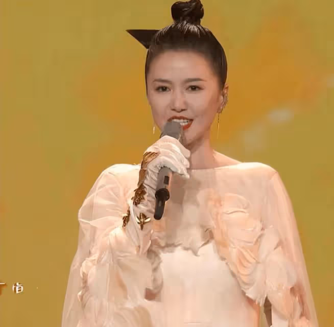 春晚美女大PK:趙麗穎無懼懟臉拍,秦嵐腿好長,37歲朱潔靜美哭了