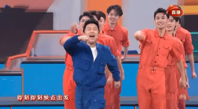 春晚美女大PK:趙麗穎無懼懟臉拍,秦嵐腿好長,37歲朱潔靜美哭了