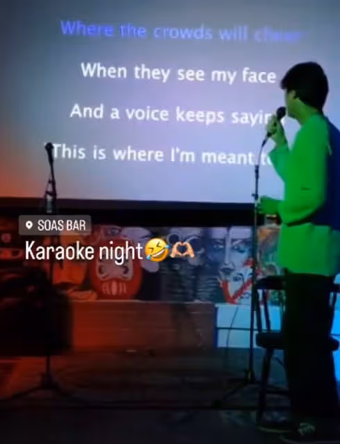 韋唯一家美國過年,聽春晚音樂做年夜飯,燈籠桃花裝飾豪宅年味足