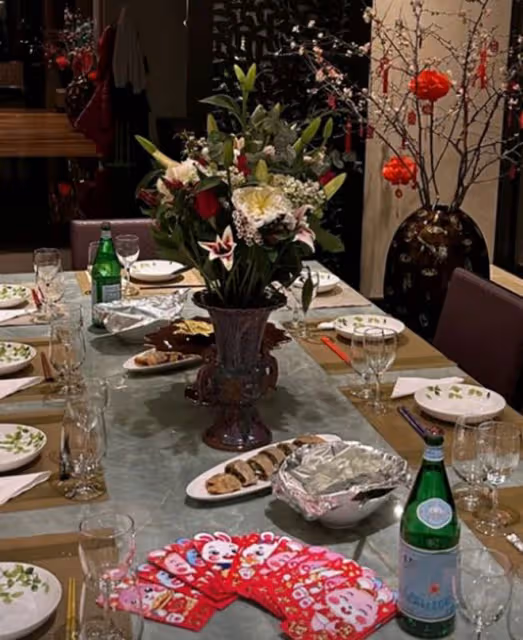 韋唯一家美國過年，聽春晚音樂做年夜飯，燈籠桃花裝飾豪宅年味足