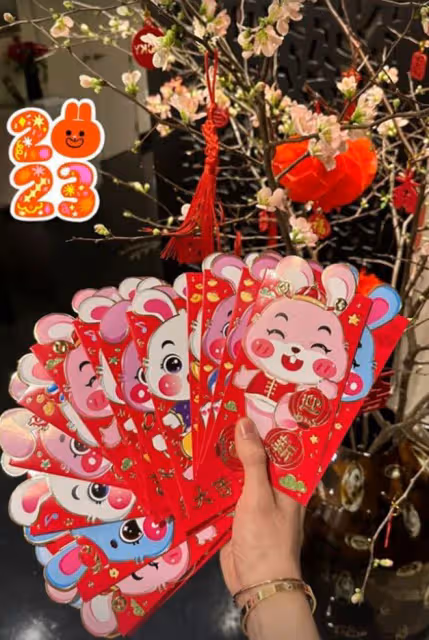 韋唯一家美國過年，聽春晚音樂做年夜飯，燈籠桃花裝飾豪宅年味足