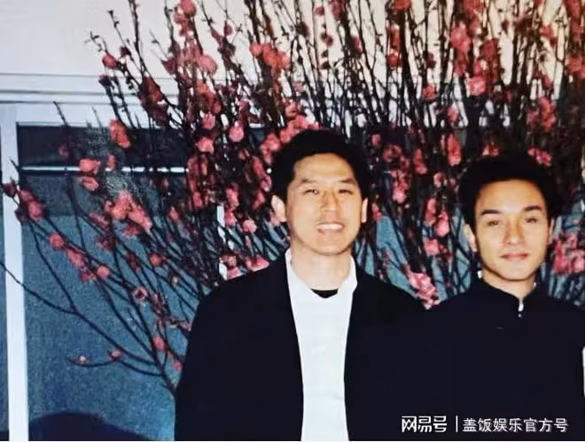 唐鶴德曬張國榮新年舊照,笑容燦爛心情佳,逝世19年至今未娶妻