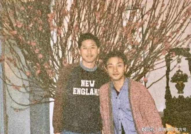 唐鶴德曬張國榮新年舊照,笑容燦爛心情佳,逝世19年至今未娶妻