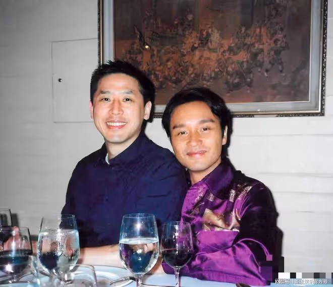 唐鶴德曬張國榮新年舊照,笑容燦爛心情佳,逝世19年至今未娶妻