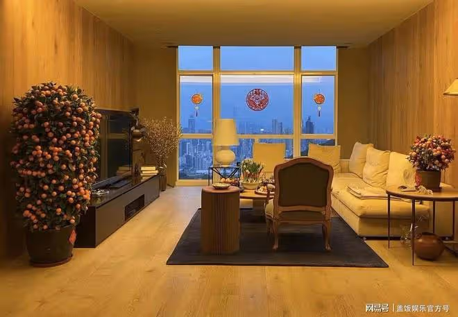 唐鶴德曬張國榮新年舊照，笑容燦爛心情佳，逝世19年至今未娶妻