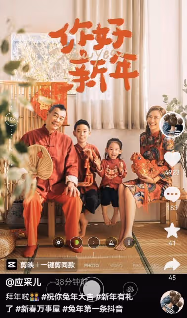 應采兒春節曬全家福,和陳小春同框被指像父女,弟弟越來越像女孩