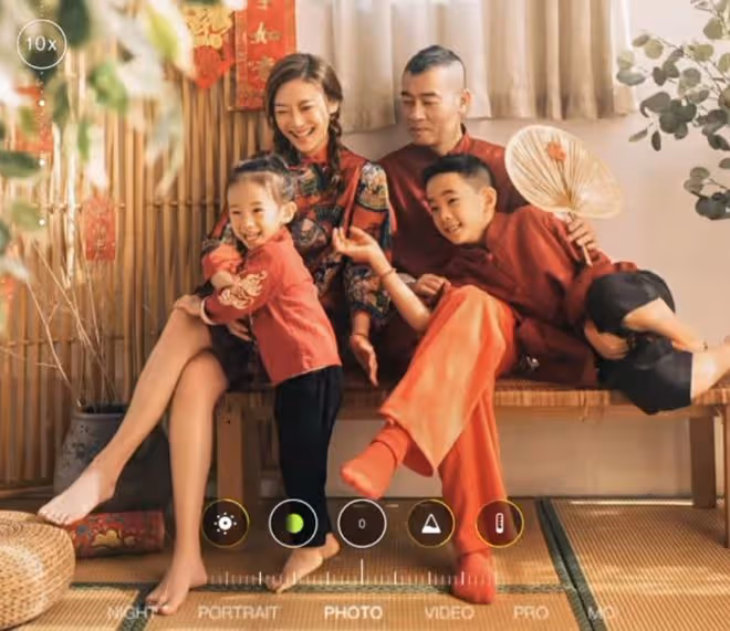 應采兒春節曬全家福,和陳小春同框被指像父女,弟弟越來越像女孩
