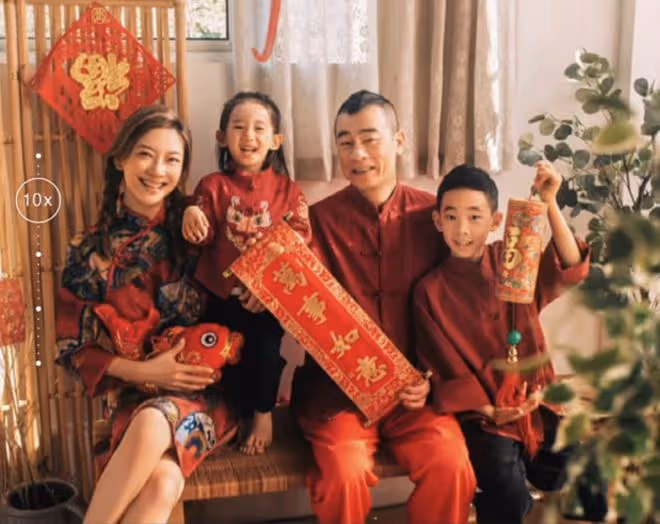應采兒春節曬全家福,和陳小春同框被指像父女,弟弟越來越像女孩