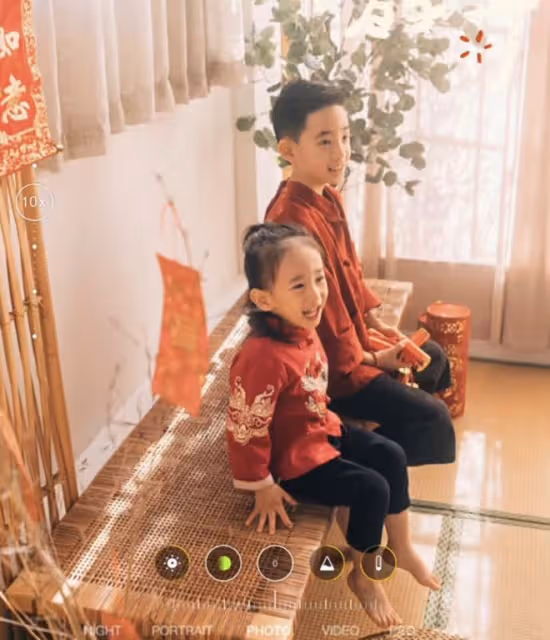 應采兒春節曬全家福,和陳小春同框被指像父女,弟弟越來越像女孩