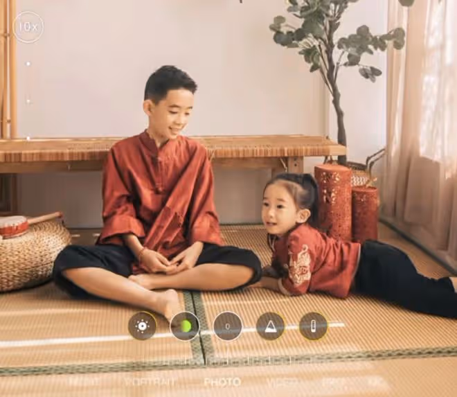 應采兒春節曬全家福,和陳小春同框被指像父女,弟弟越來越像女孩