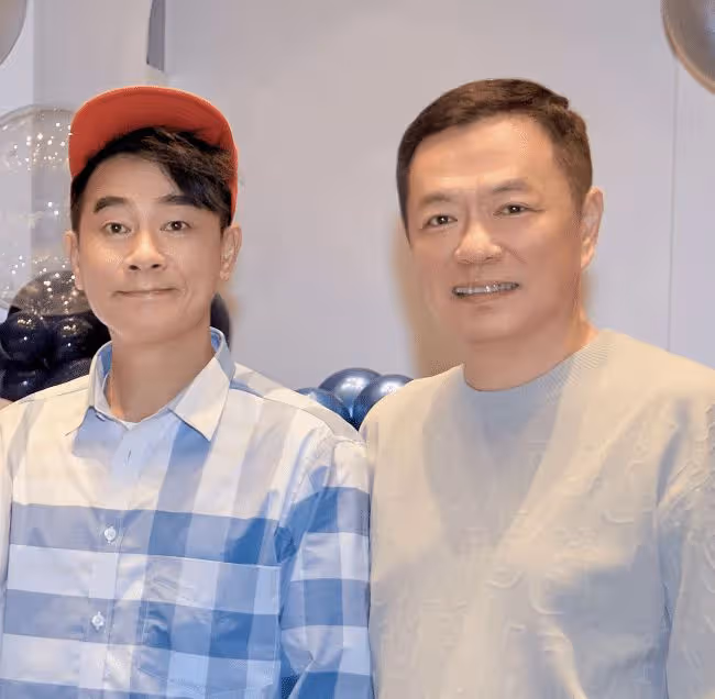 應采兒春節曬全家福,和陳小春同框被指像父女,弟弟越來越像女孩