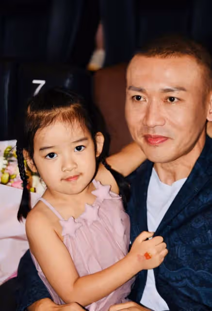 恭喜！44歲聶遠再當爹，大年初一官宣二胎出生，曬全家福幸福洋溢