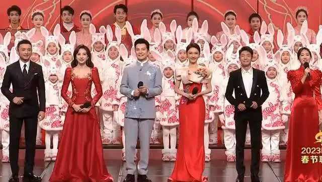 春晚觀眾席名場面:徐志勝身後小哥搶鏡,撒貝寧偷偷穿高跟鞋