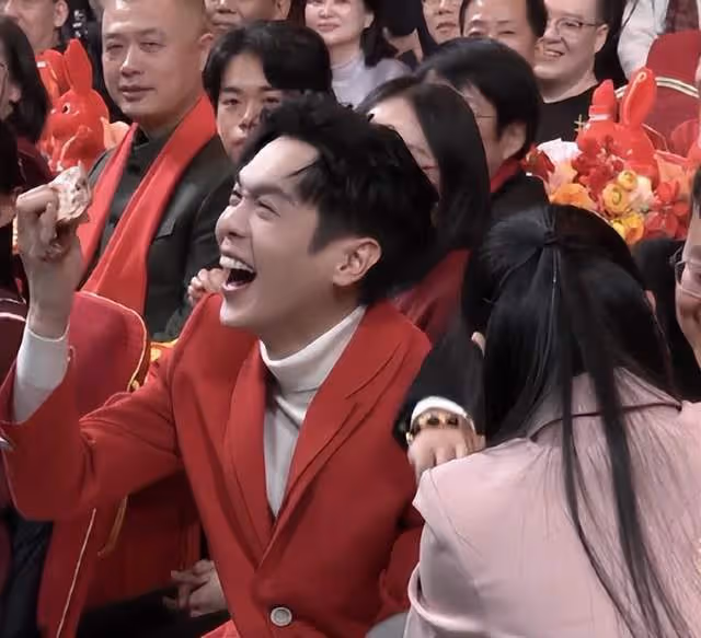春晚觀眾席名場面:徐志勝身後小哥搶鏡,撒貝寧偷偷穿高跟鞋