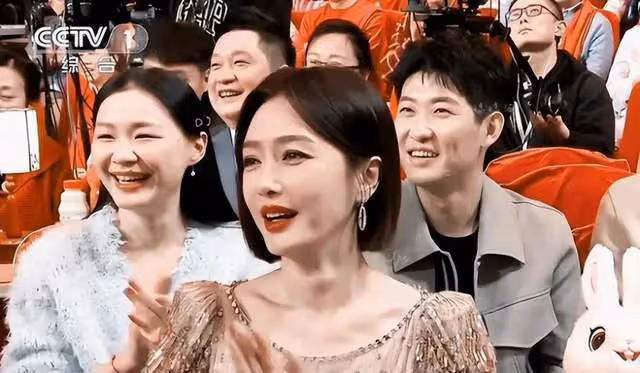 春晚觀眾席名場面:徐志勝身後小哥搶鏡,撒貝寧偷偷穿高跟鞋