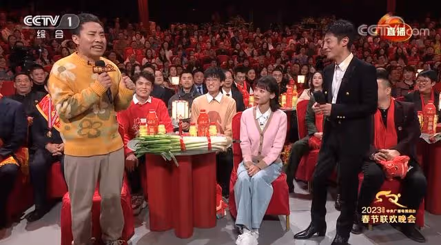 春晚觀眾席名場面:徐志勝身後小哥搶鏡,撒貝寧偷偷穿高跟鞋