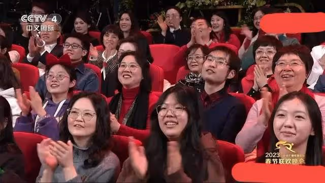 春晚觀眾席名場面:徐志勝身後小哥搶鏡,撒貝寧偷偷穿高跟鞋