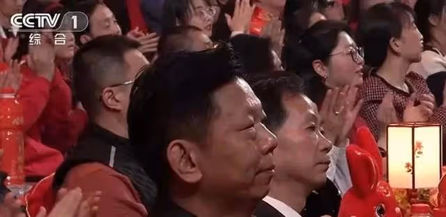 春晚觀眾席名場面:徐志勝身後小哥搶鏡,撒貝寧偷偷穿高跟鞋