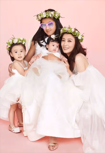 修杰楷春節曬全家福，賈靜雯巴掌臉和波妞一樣小，大女兒未現身