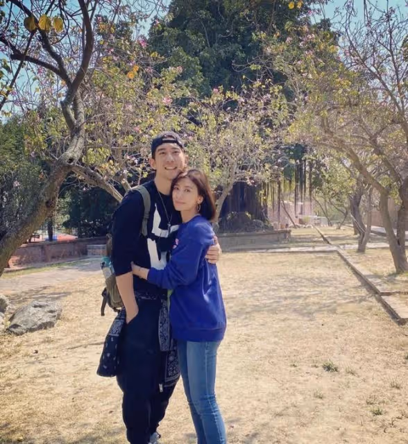 修杰楷春節曬全家福,賈靜雯巴掌臉和波妞一樣小,大女兒未現身