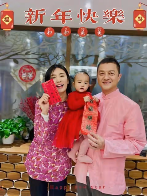 李亞鵬春節拍溫馨全家福，大女兒未出鏡，網友擔心李嫣被冷落
