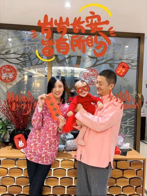李亞鵬春節拍溫馨全家福，大女兒未出鏡，網友擔心李嫣被冷落