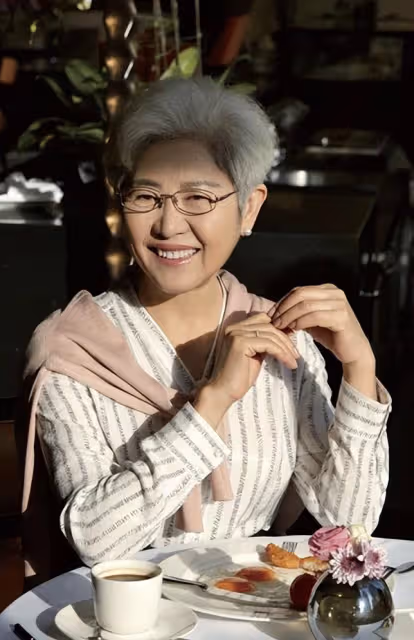 不愧是最美外交官傅瑩,69歲打扮優雅大氣,盡顯東方女性美